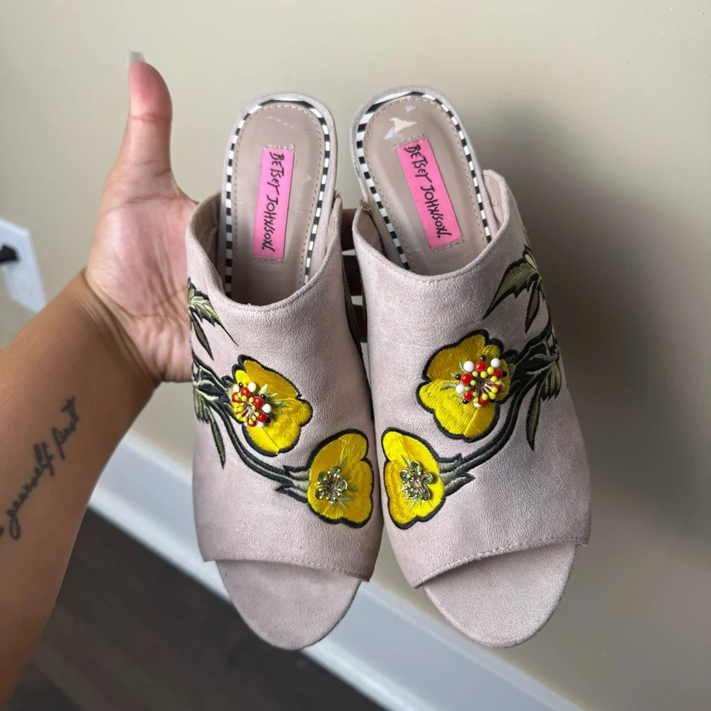 Betsey Johnson Yellow Floral Embroidered Mules Size 9ā - Picture 2 of 15